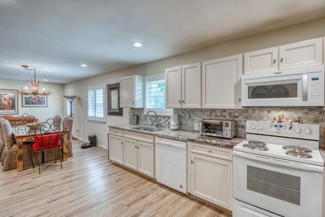215 E McGee TRL, Kingsland, TX 78639