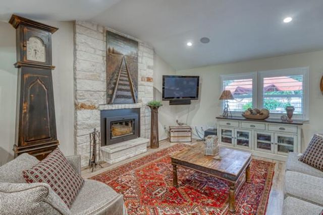 215 E McGee TRL, Kingsland, TX 78639