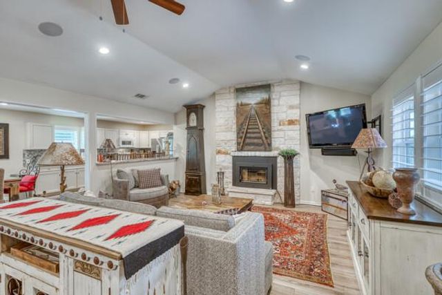 215 E McGee TRL, Kingsland, TX 78639