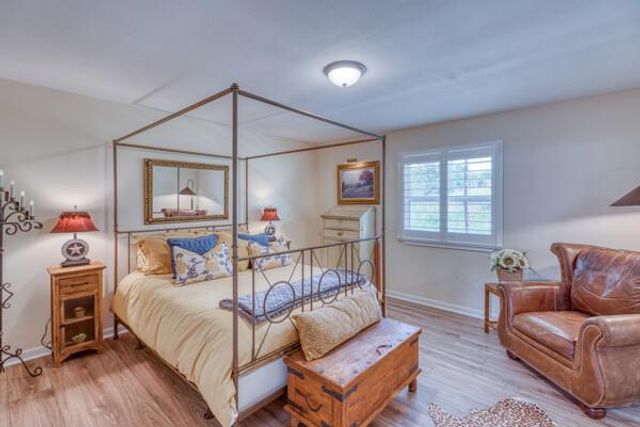 215 E McGee TRL, Kingsland, TX 78639