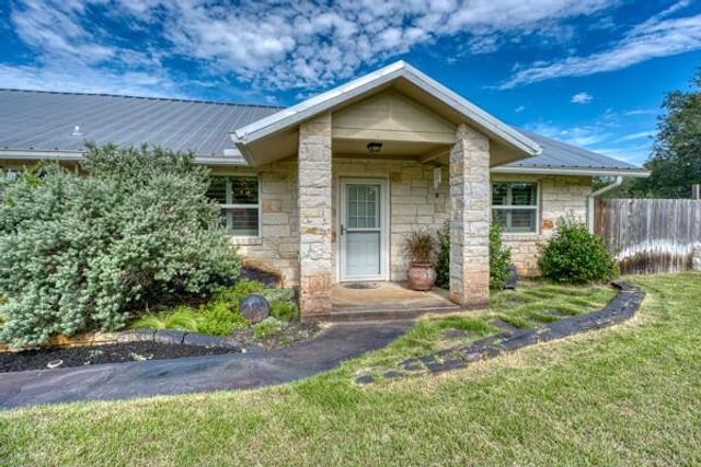 215 E McGee TRL, Kingsland, TX 78639
