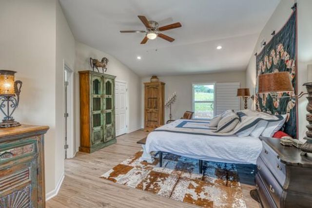 215 E McGee TRL, Kingsland, TX 78639