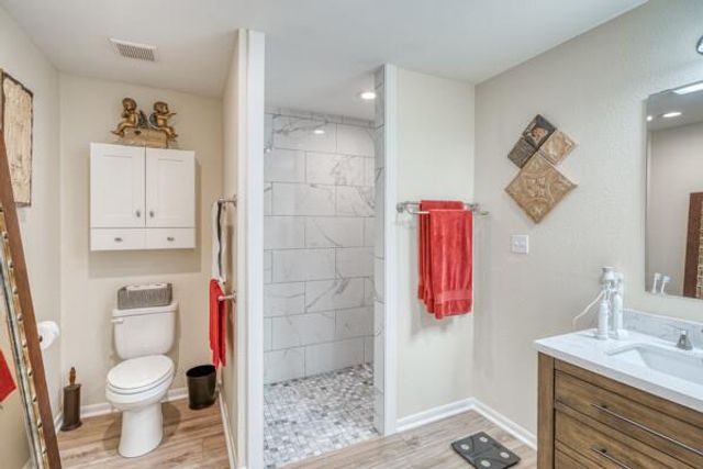 215 E McGee TRL, Kingsland, TX 78639