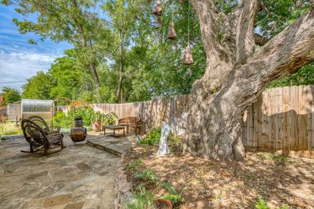 215 E McGee TRL, Kingsland, TX 78639