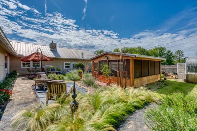 215 E McGee TRL, Kingsland, TX 78639