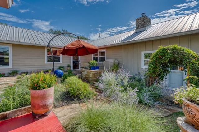 215 E McGee TRL, Kingsland, TX 78639