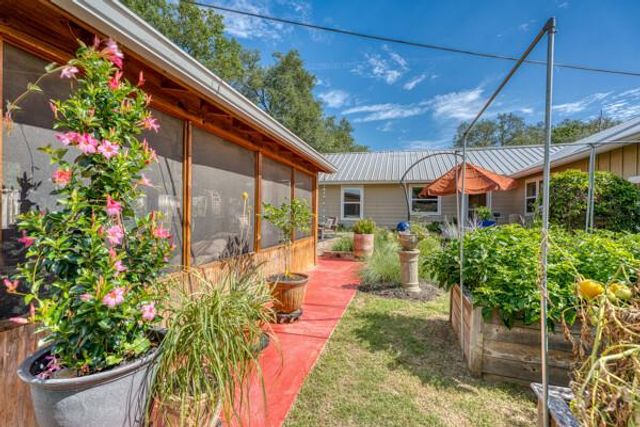 215 E McGee TRL, Kingsland, TX 78639