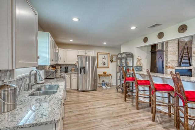 215 E McGee TRL, Kingsland, TX 78639