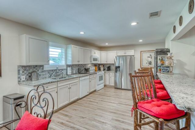 215 E McGee TRL, Kingsland, TX 78639