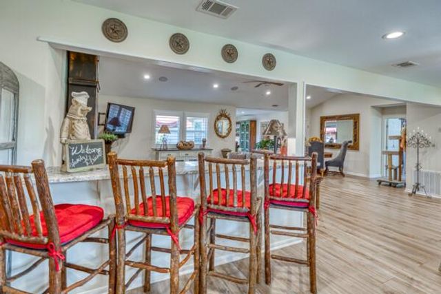 215 E McGee TRL, Kingsland, TX 78639