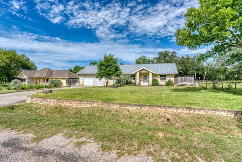 215 E McGee TRL, Kingsland, TX 78639