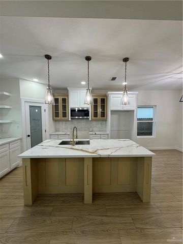 809 E Costa Del Sol Avenue, Edinburg, TX 78542