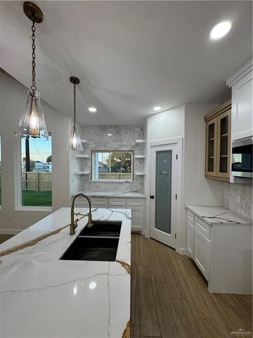 809 E Costa Del Sol Avenue, Edinburg, TX 78542