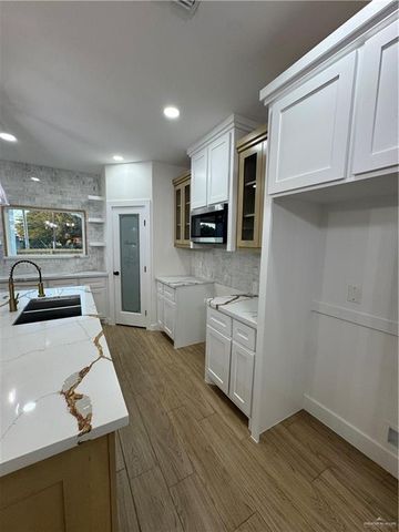 809 E Costa Del Sol Avenue, Edinburg, TX 78542