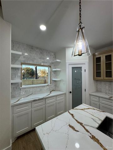 809 E Costa Del Sol Avenue, Edinburg, TX 78542