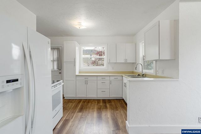 562 21st St NE, Salem, OR 97301