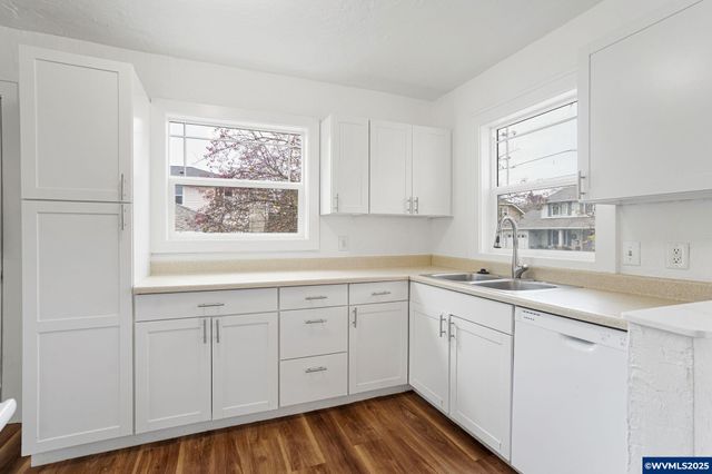 562 21st St NE, Salem, OR 97301