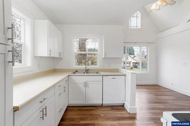 562 21st St NE, Salem, OR 97301