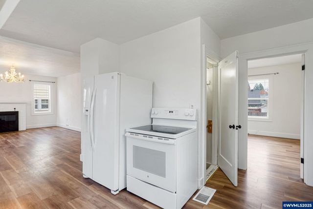 562 21st St NE, Salem, OR 97301