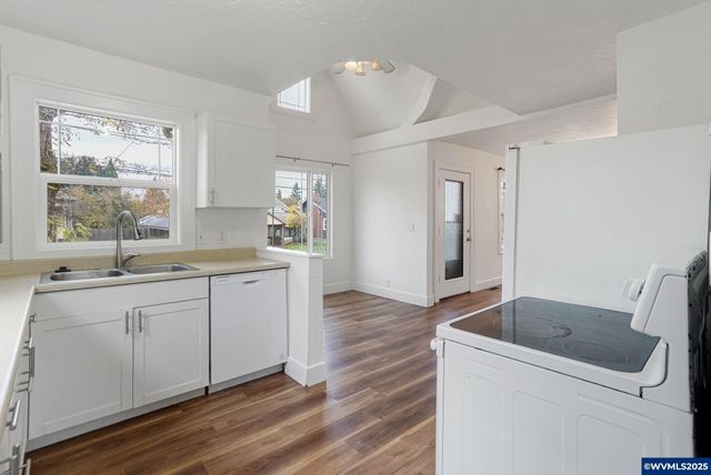 562 21st St NE, Salem, OR 97301