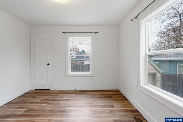 562 21st St NE, Salem, OR 97301