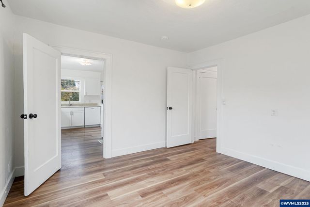 562 21st St NE, Salem, OR 97301