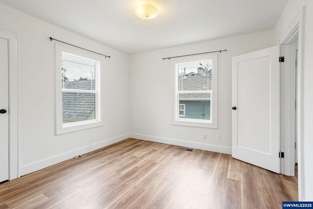 562 21st St NE, Salem, OR 97301