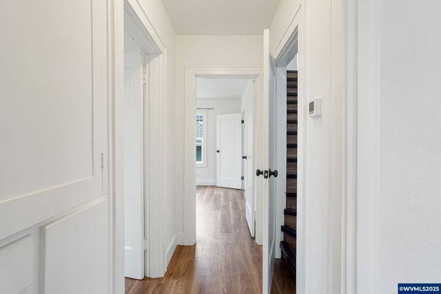 562 21st St NE, Salem, OR 97301