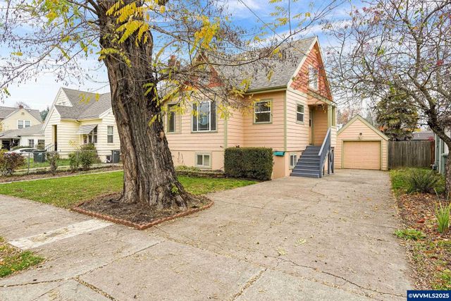 562 21st St NE, Salem, OR 97301