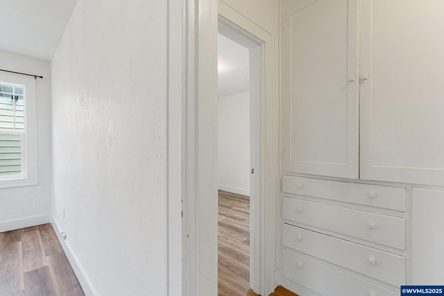 562 21st St NE, Salem, OR 97301