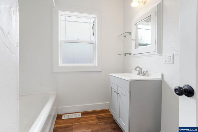 562 21st St NE, Salem, OR 97301