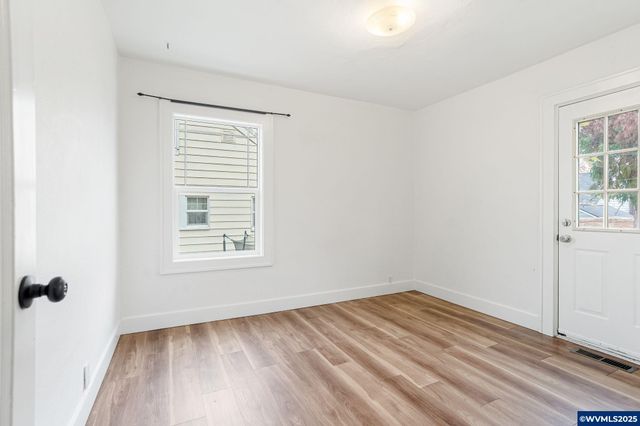 562 21st St NE, Salem, OR 97301