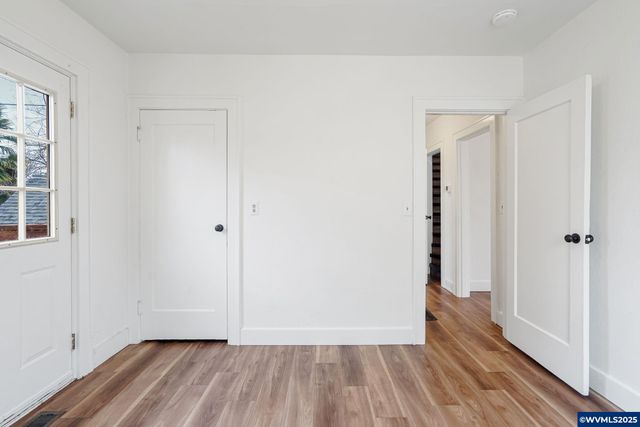 562 21st St NE, Salem, OR 97301