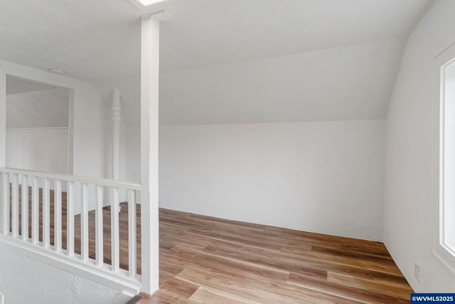 562 21st St NE, Salem, OR 97301