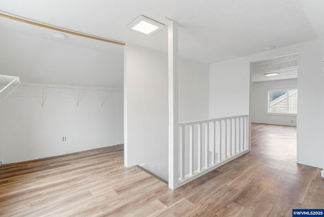 562 21st St NE, Salem, OR 97301