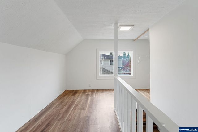 562 21st St NE, Salem, OR 97301