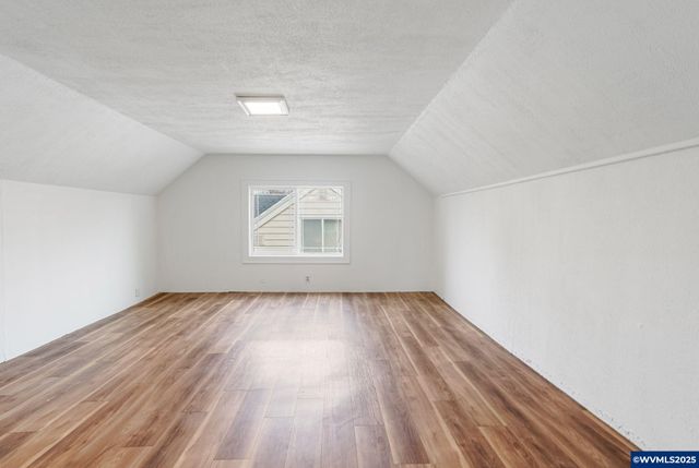 562 21st St NE, Salem, OR 97301