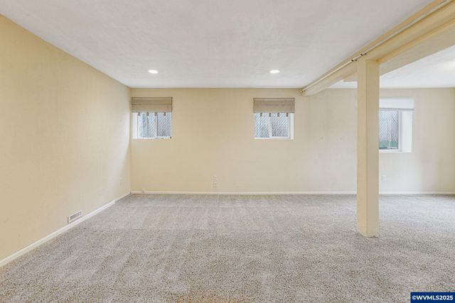 562 21st St NE, Salem, OR 97301