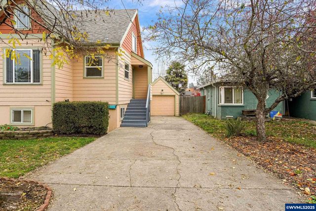 562 21st St NE, Salem, OR 97301