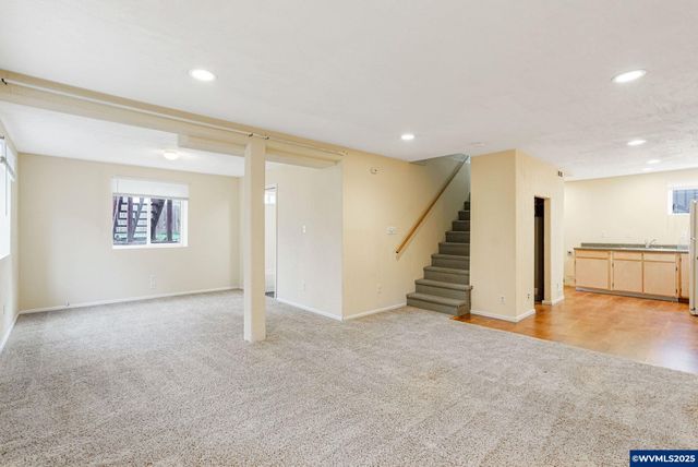 562 21st St NE, Salem, OR 97301