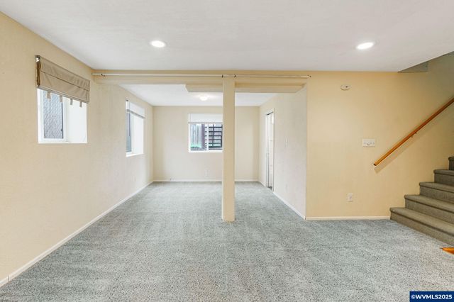 562 21st St NE, Salem, OR 97301