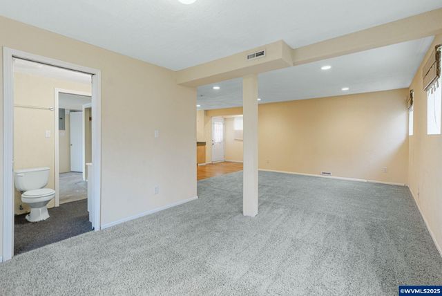 562 21st St NE, Salem, OR 97301