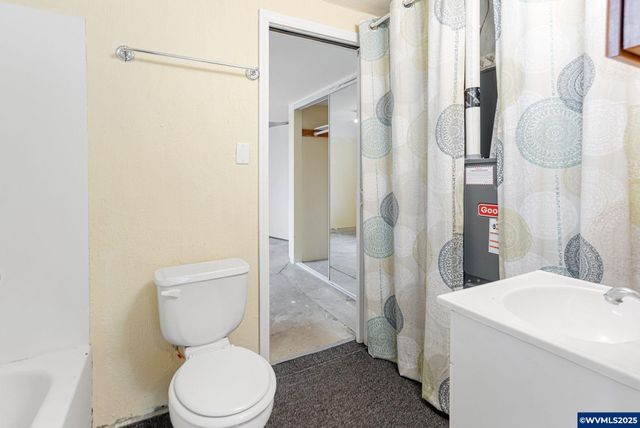 562 21st St NE, Salem, OR 97301