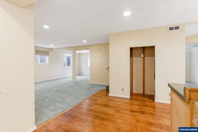 562 21st St NE, Salem, OR 97301