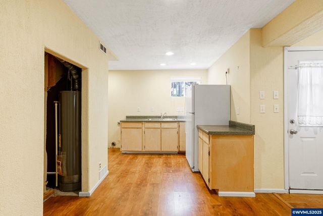 562 21st St NE, Salem, OR 97301