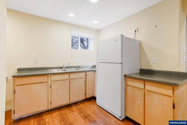 562 21st St NE, Salem, OR 97301