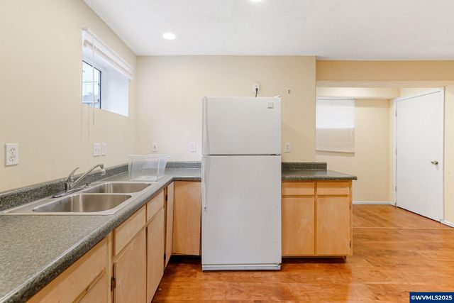 562 21st St NE, Salem, OR 97301