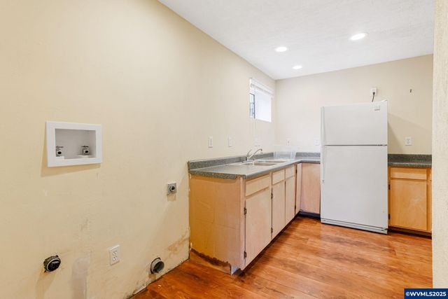 562 21st St NE, Salem, OR 97301