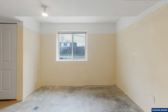 562 21st St NE, Salem, OR 97301