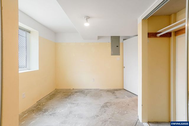 562 21st St NE, Salem, OR 97301